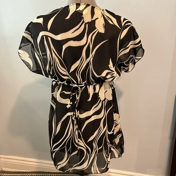 Black and white floral sheer blouse. Costa Blanca sz small - Picture 3 of 6